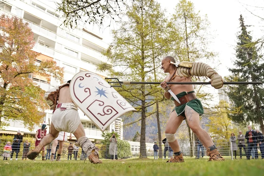 Zwei Männer kämpfen im Gladiatoren Stil
