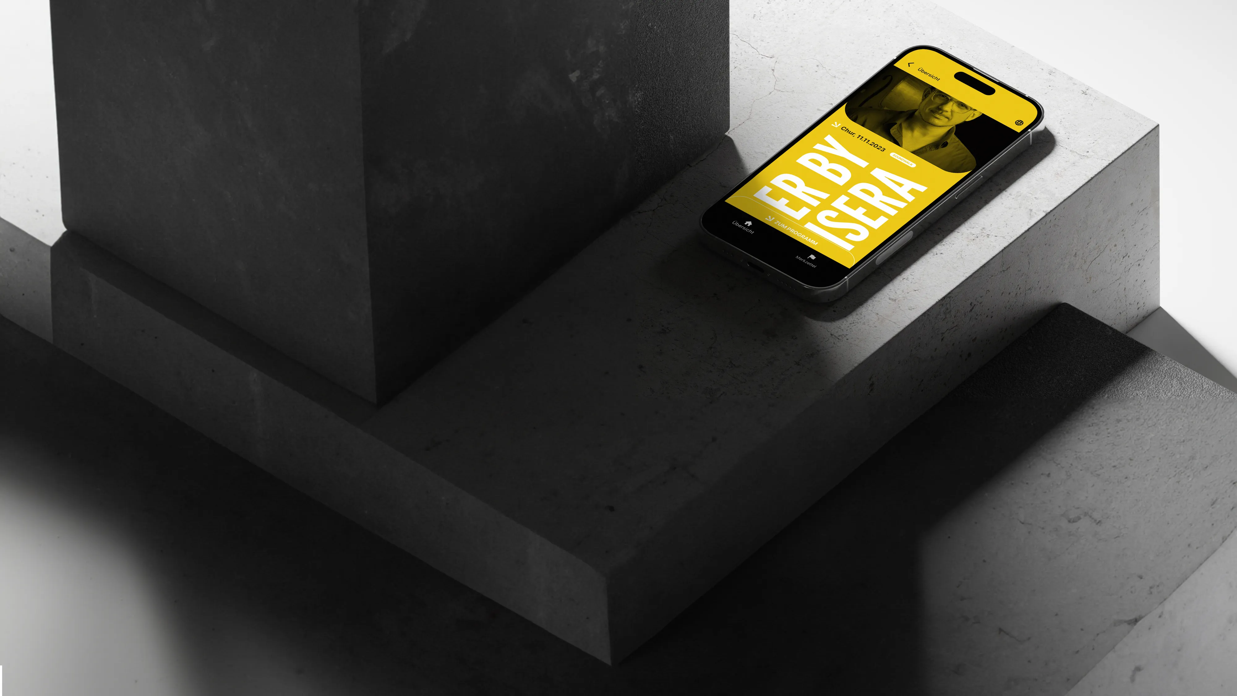 Handy liegt auf einer Marmorplatte, mit dem Muva App auf dem Display